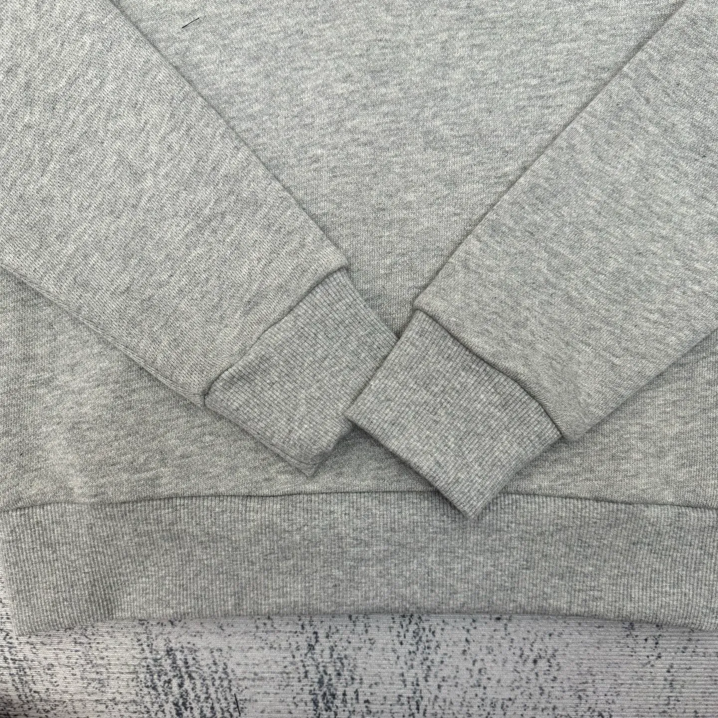 P320 Chrome hear 25FW early autumn new CH cross flocking round neck women's sweatshirt SIZE S/M/L Drop shoulder pullover silhouette sweatshirt tailoring Threaded hemming details on the cuffs and hem create a refined and coordinated atmosphere Cross logo embroidery decoration on the chest highlights the brand's high-end feel The overall style is low-key without losing texture. Casual and fashionable wear, suitable for commuting and daily travel